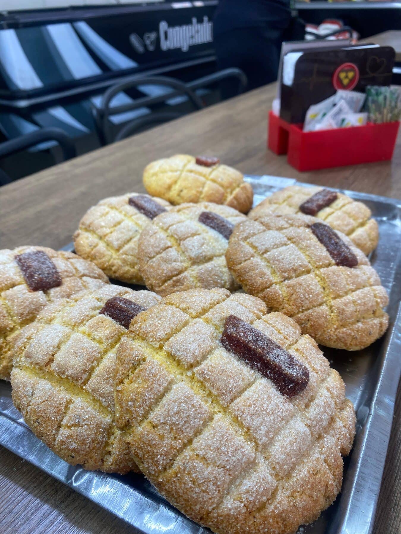Bandeja de pães doces polvilhados de açúcar, com recheio de goiabada
