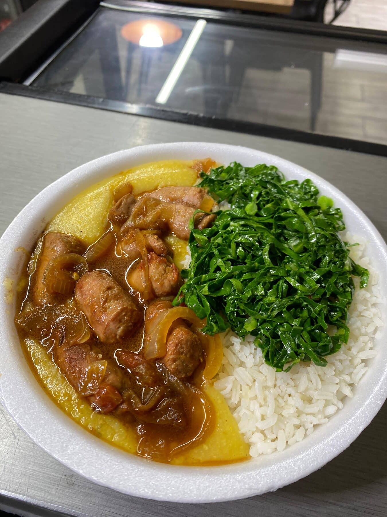 Prato do dia servido no salão: frango ensopado, polenta, arroz e couve refogada